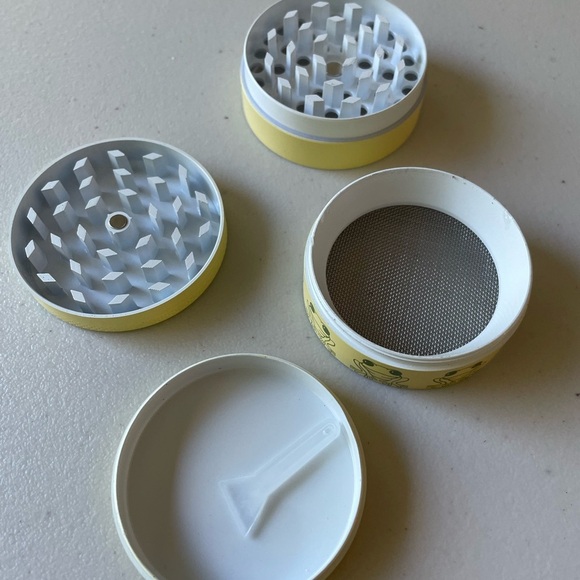 NWT Urban Outfitters Don’t Trip Leaf Grinder - Picture 7 of 8